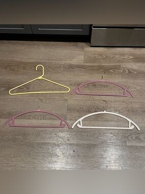 Set of 4 Velvet and Plastic Clothes Hangers - Pastel Yellow, Pink, White